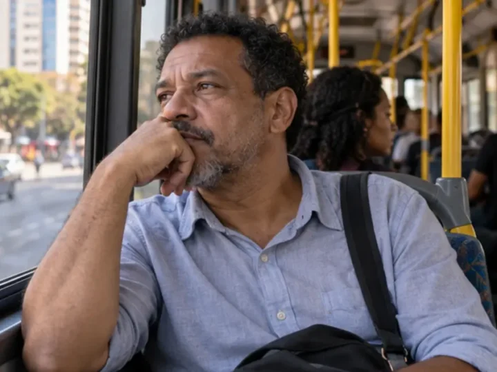 Cena editorial brasileira sobre por que você repassa conversas antigas na cabeça e imagina outras respostas?