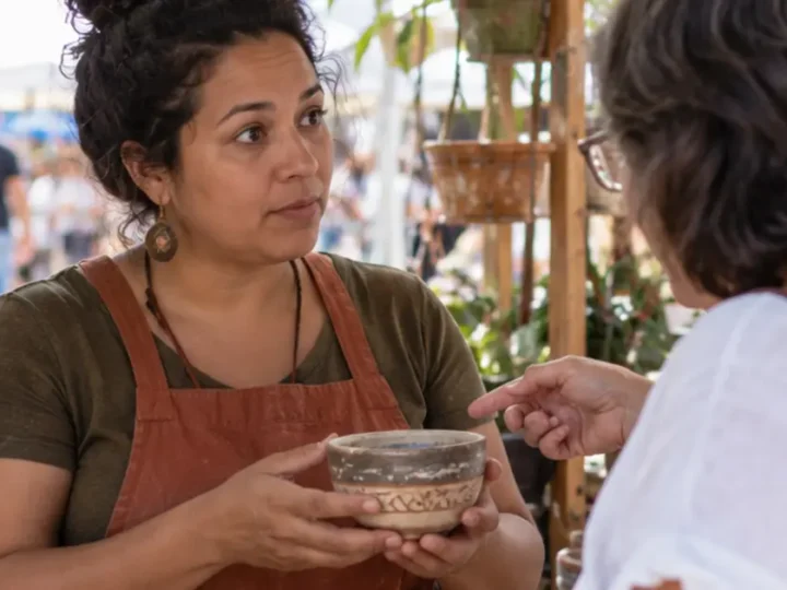 Pessoa mantém a escuta durante uma conversa delicada