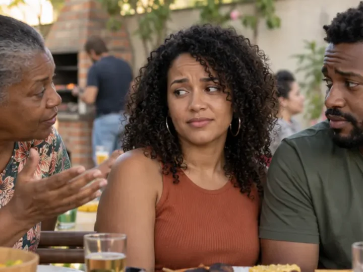 Cena cotidiana brasileira relacionada a quando outras pessoas interferem demais no relacionamento: como agir