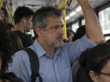 Cena cotidiana brasileira relacionada a como perceber que você mudou mesmo quando a vida parece igual