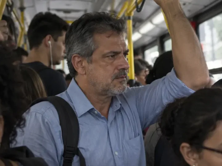 Cena cotidiana brasileira relacionada a como perceber que você mudou mesmo quando a vida parece igual
